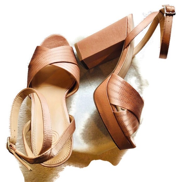 URBAN OUTFITTERS VIV CROSS STRAP  SZ 7 - Picture 2 of 2